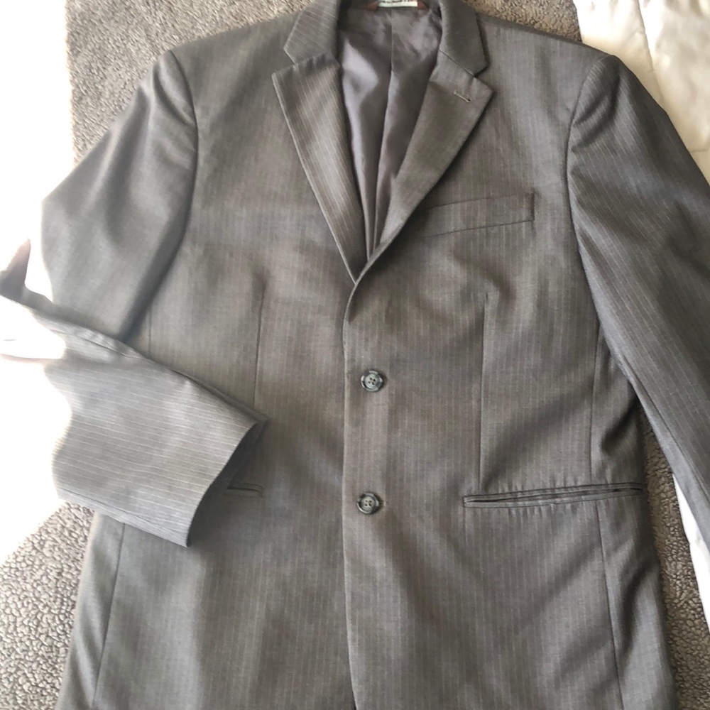 ** LAST CHANCE CLOSET CLEAN OUT**Men’s Perry Ellis Suit Jacket